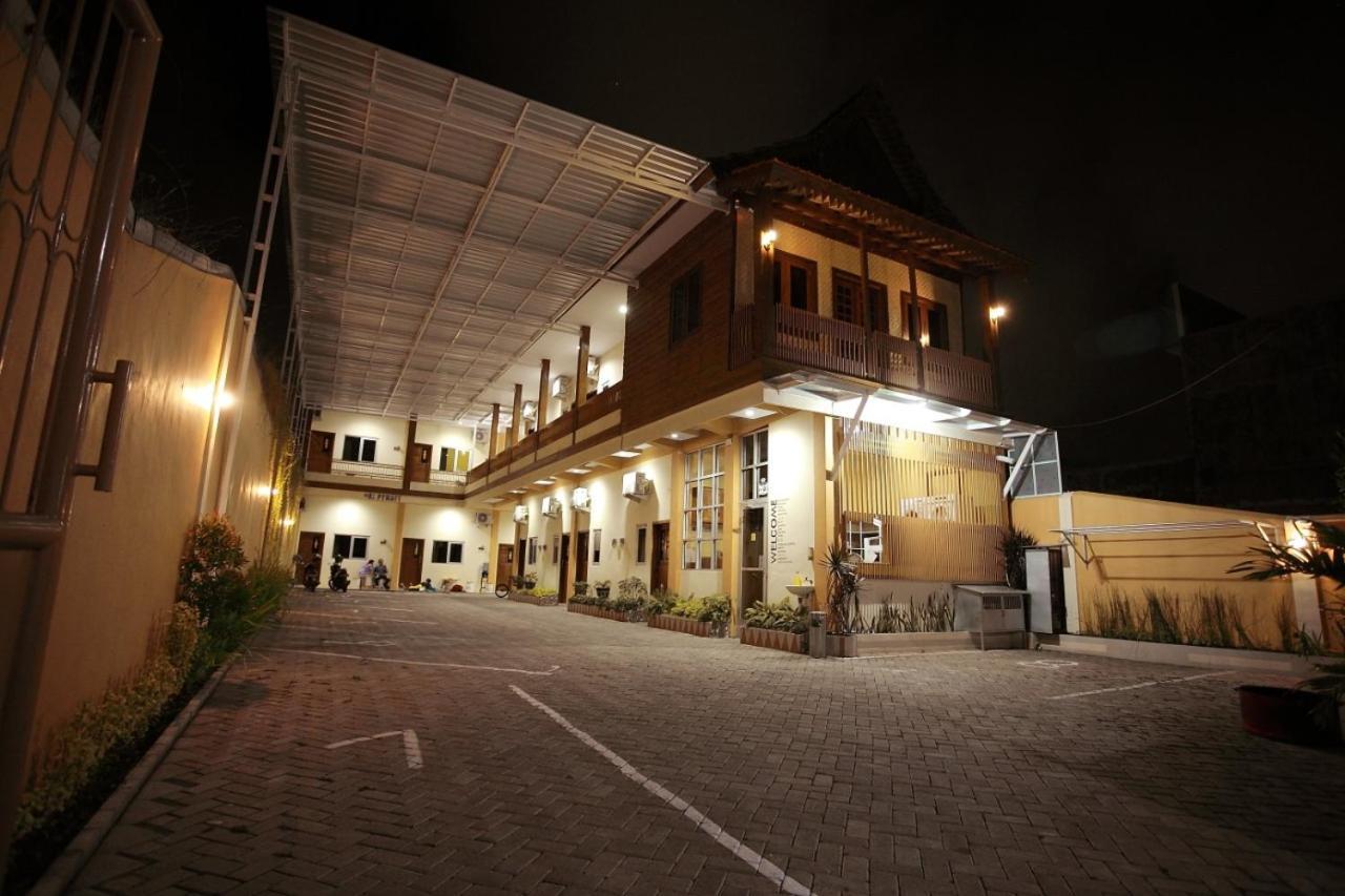 Grya Pyramyt Hostel Banyuwangi  Exterior photo